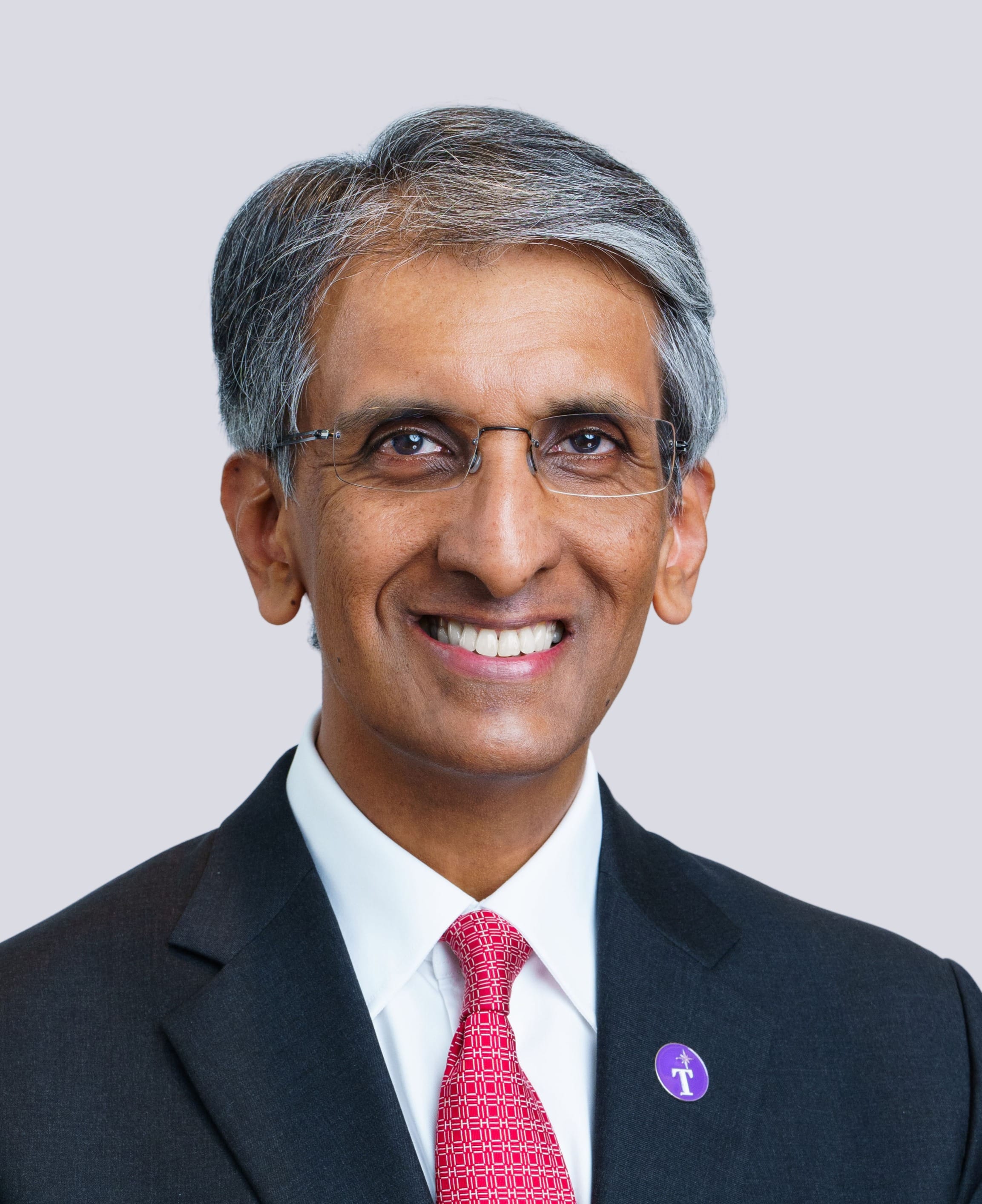 Portrait photo of Dilhan Pillay Sandrasegara.